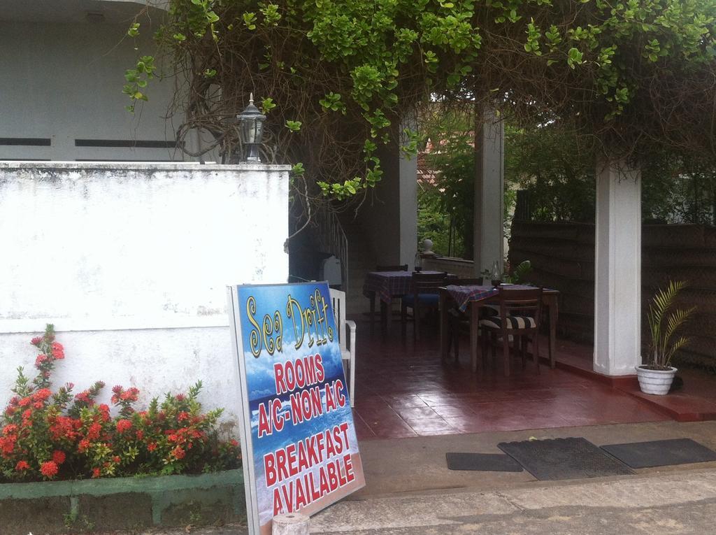 Sea Drift Hotel Negombo Buitenkant foto