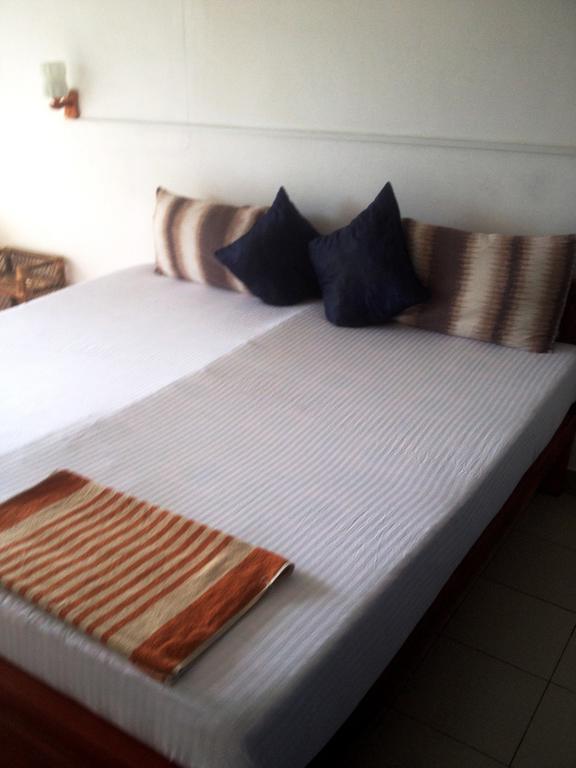 Sea Drift Hotel Negombo Buitenkant foto